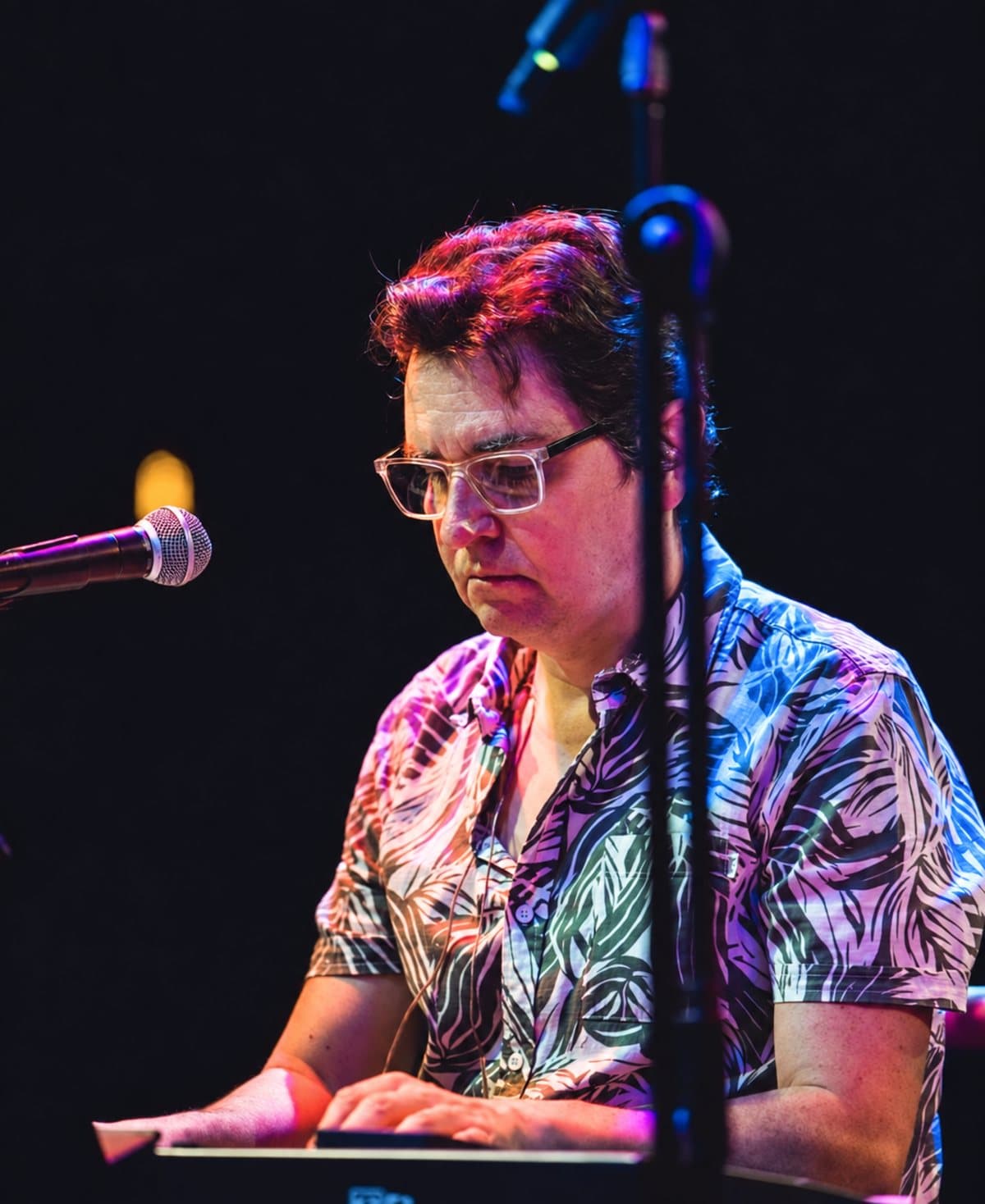 Eduardo Maya Posada concentrado en el teclado durante un concierto